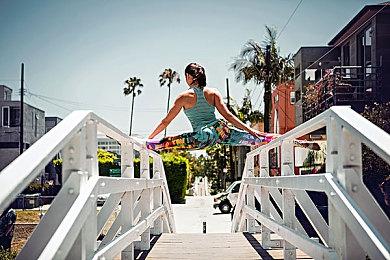 另类建造经营游戏《Honey, I Joined a Cult》上架Steam 支持简中